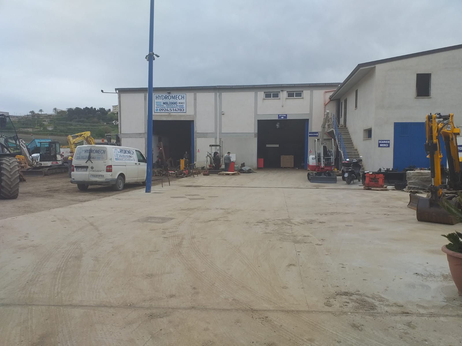 La sede Hydromech ad Alcamo con officina e mezzi